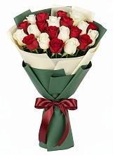 Букет Микс из красных и белых роз в Топчихе