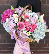 Композиция солнечный день в Топчихе Цветочная композиция из Розы, Хризантемы, Пионы и Лизиантусы в корзине в Топчихе