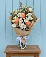 Букет цветов из:  Альстромерии, Лизиантусы, Розы и Хризантемы в Топчихе