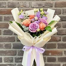 Букет цветов из:  Лизиантусы и Розы в Топчихе