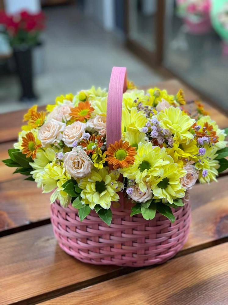 Цветочная композиция из Хризантемы и Розы в корзине в Топчихе