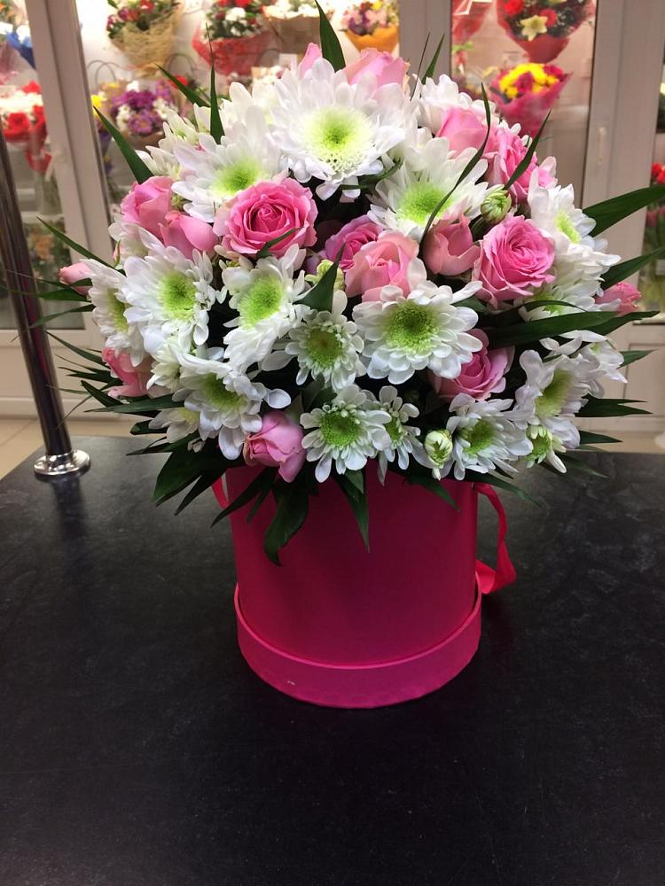 Цветочная композиция из Розы и Хризантемы в шляпной коробке в Топчихе