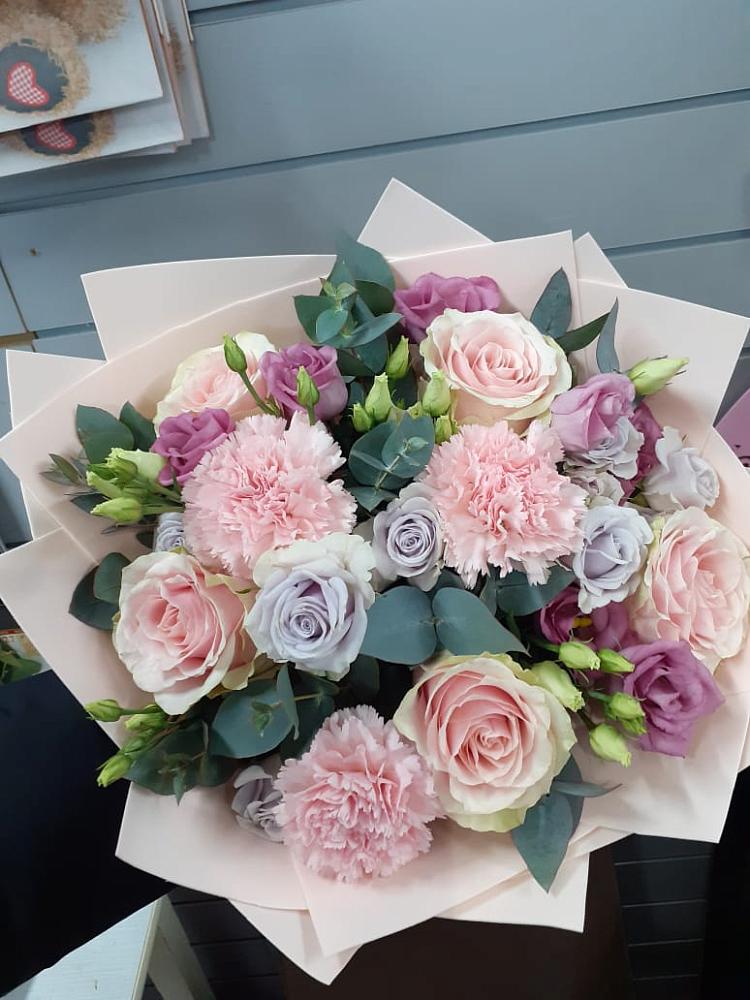 Букет цветов из: Розы, Гвоздики и Лизиантусы в Топчихе